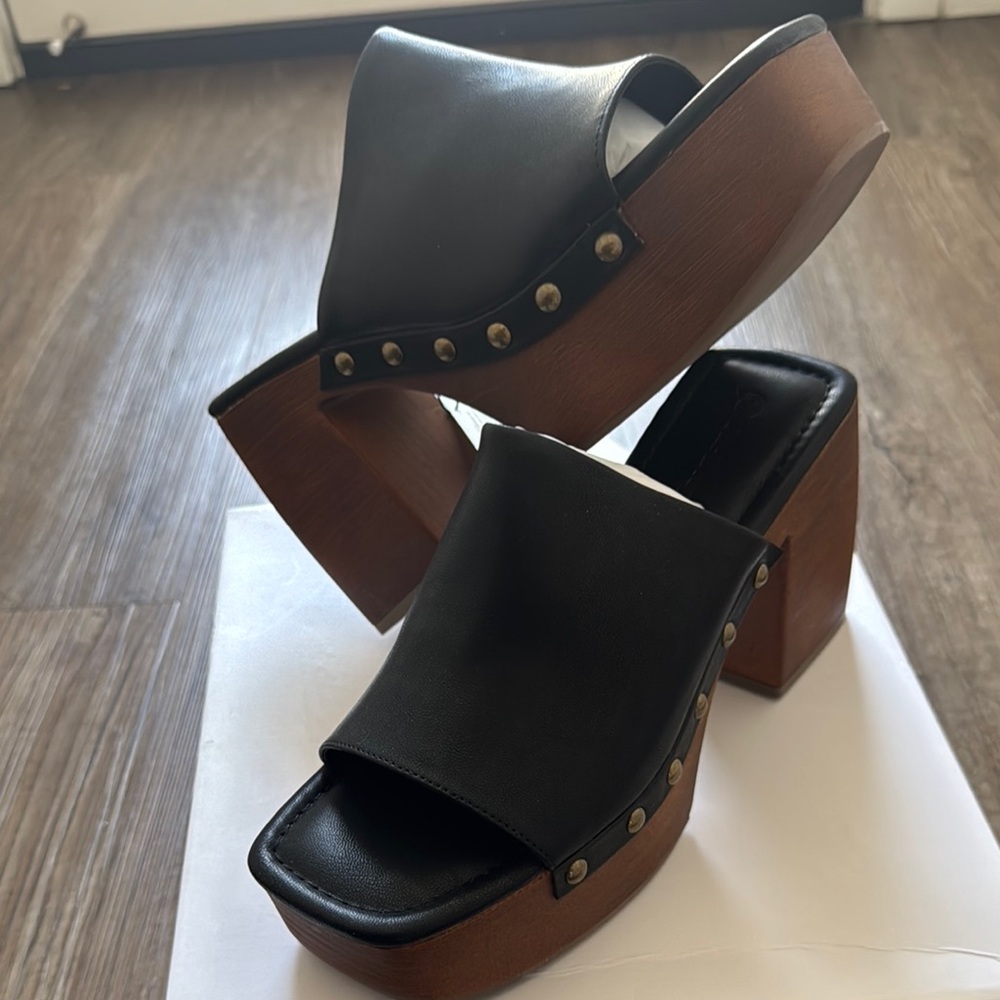 Chic Black Leather Mules with Wooden Heel